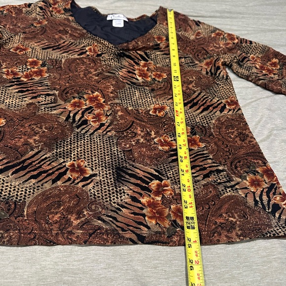 Elegant Brown Patterned Blouse - Picture 6 of 6